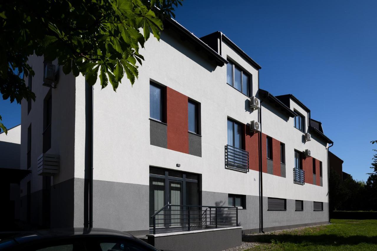Dotis Apartman Tata Exterior photo