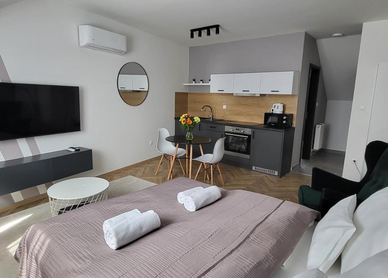 Dotis Apartman Tata Exterior photo